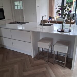 LUXE MODERNE MAT WITTE EILANDKEUKEN +AEG APPARATUUR – NIET TE MISSEN