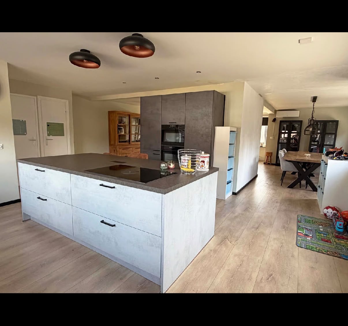 Moderne Betonlook Eilandkeuken incl. Elica inductie kookplaat met afzuiging
