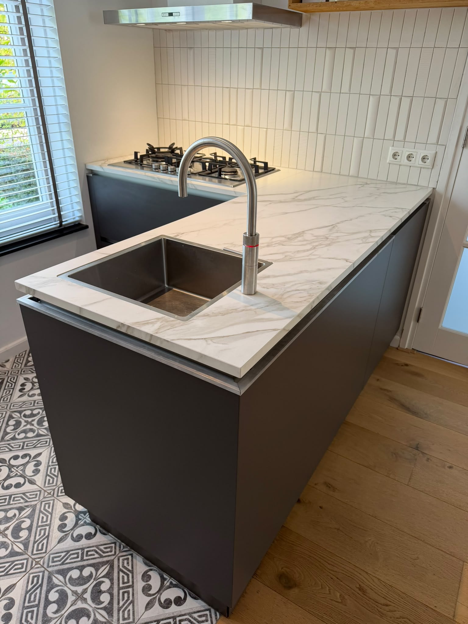 STRAKKE MODERNE MAT GRIJZE SCHIEREILANDKEUKEN +BOSCH/AEG +QUOOKER - Afbeelding 17