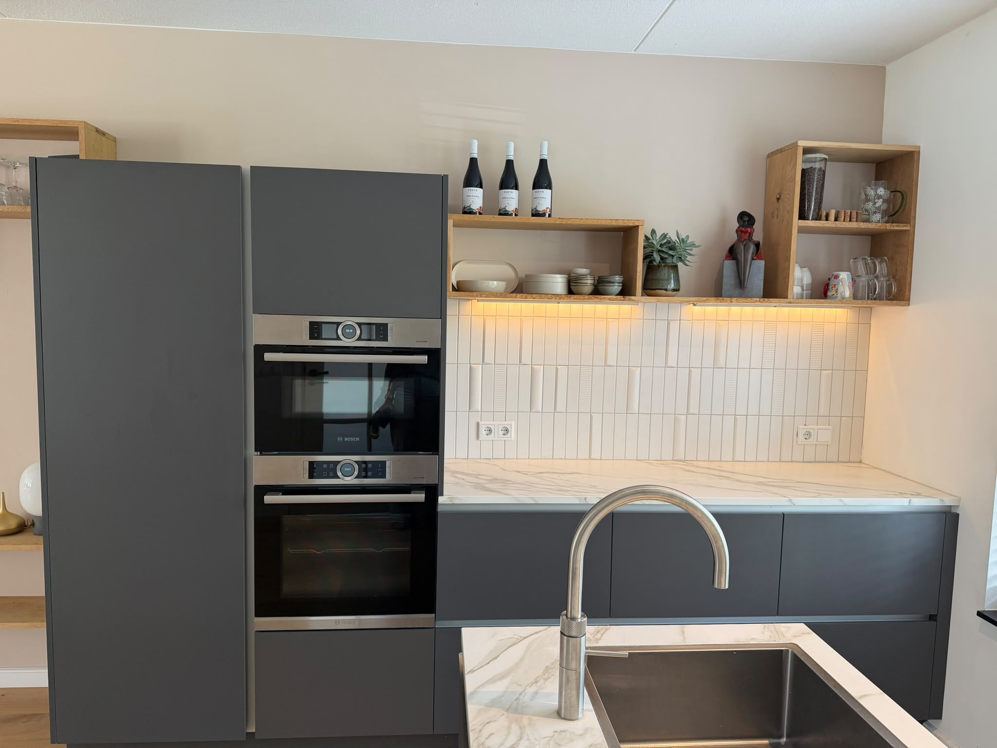 STRAKKE MODERNE MAT GRIJZE SCHIEREILANDKEUKEN +BOSCH/AEG +QUOOKER - Afbeelding 13