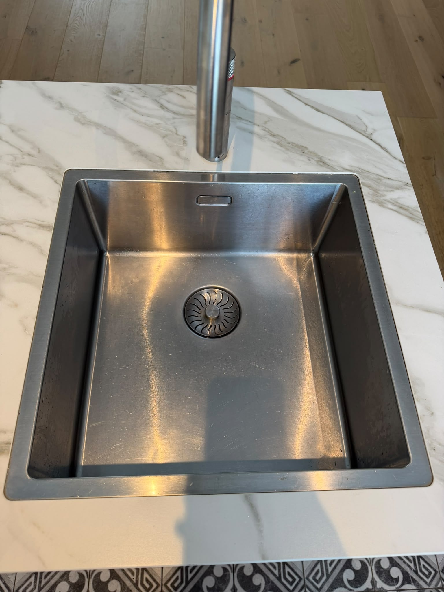 STRAKKE MODERNE MAT GRIJZE SCHIEREILANDKEUKEN +BOSCH/AEG +QUOOKER - Afbeelding 11