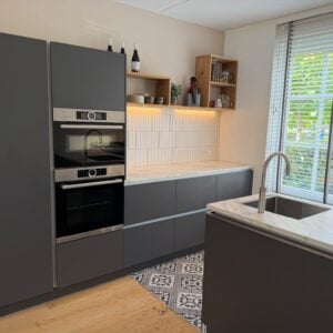 STRAKKE MODERNE MAT GRIJZE SCHIEREILANDKEUKEN +BOSCH/AEG +QUOOKER