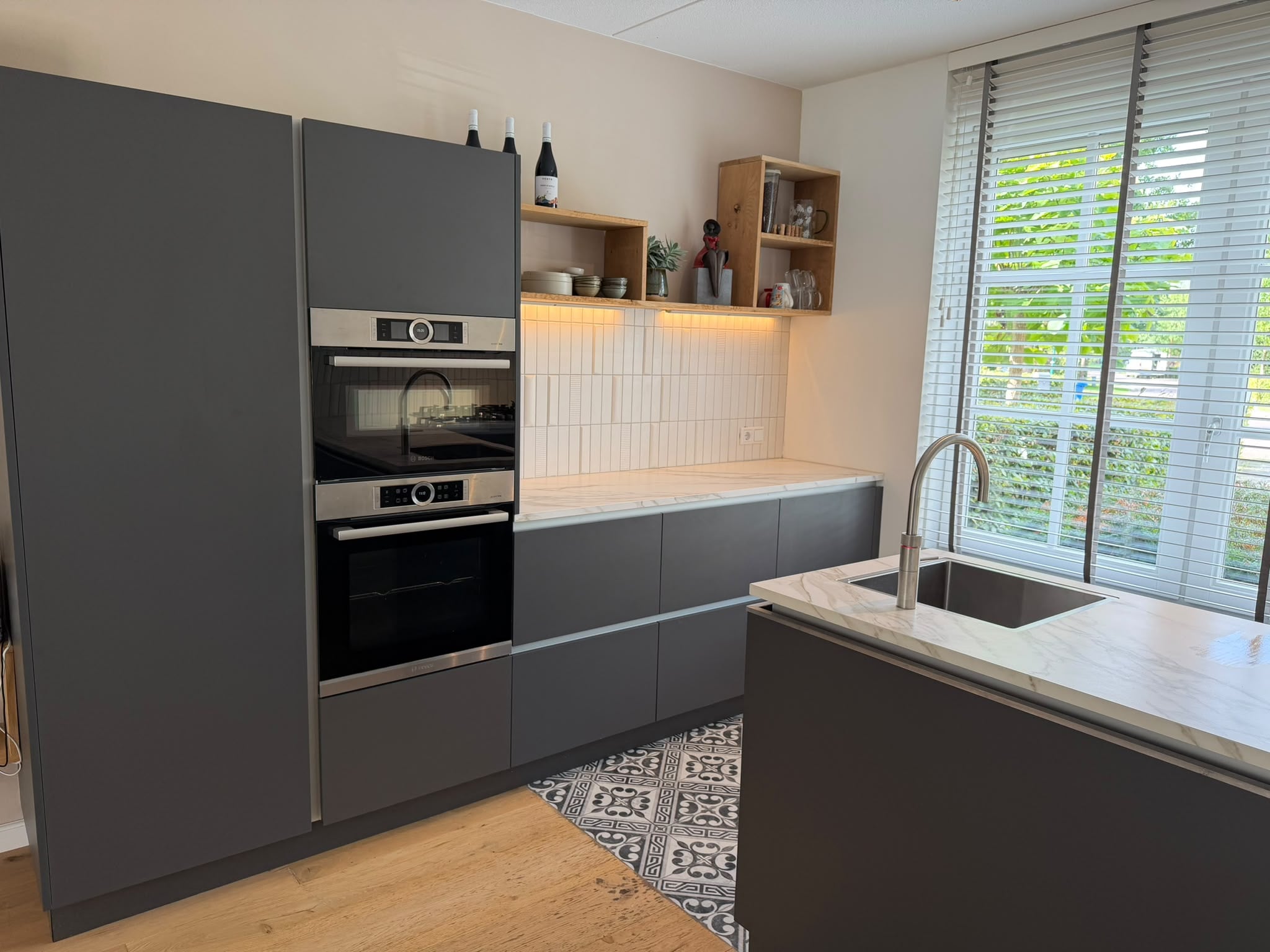 STRAKKE MODERNE MAT GRIJZE SCHIEREILANDKEUKEN +BOSCH/AEG +QUOOKER