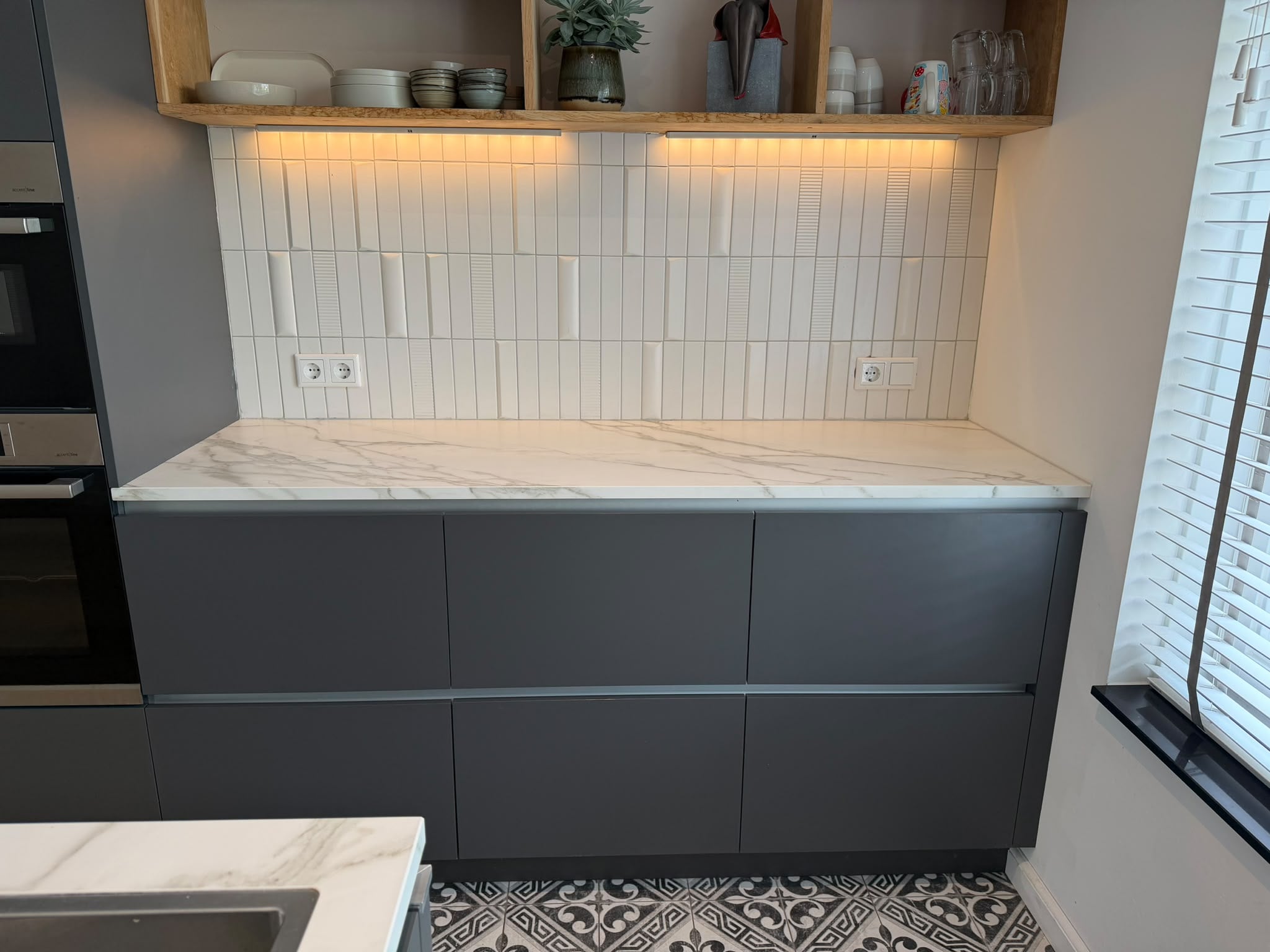 STRAKKE MODERNE MAT GRIJZE SCHIEREILANDKEUKEN +BOSCH/AEG +QUOOKER - Afbeelding 8