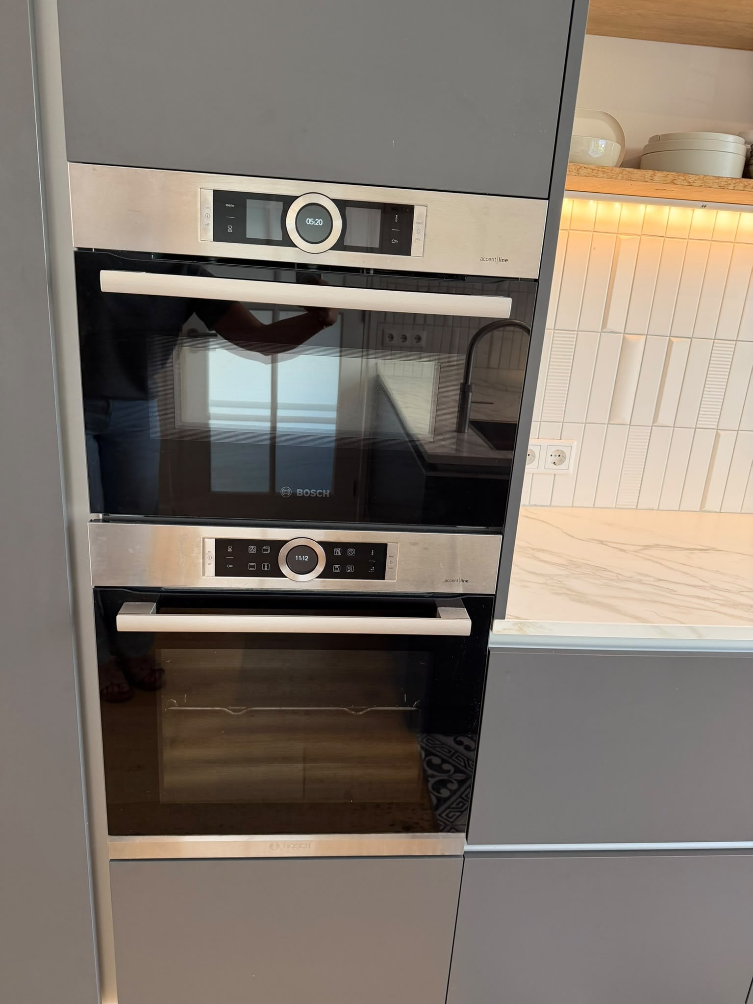 STRAKKE MODERNE MAT GRIJZE SCHIEREILANDKEUKEN +BOSCH/AEG +QUOOKER - Afbeelding 7