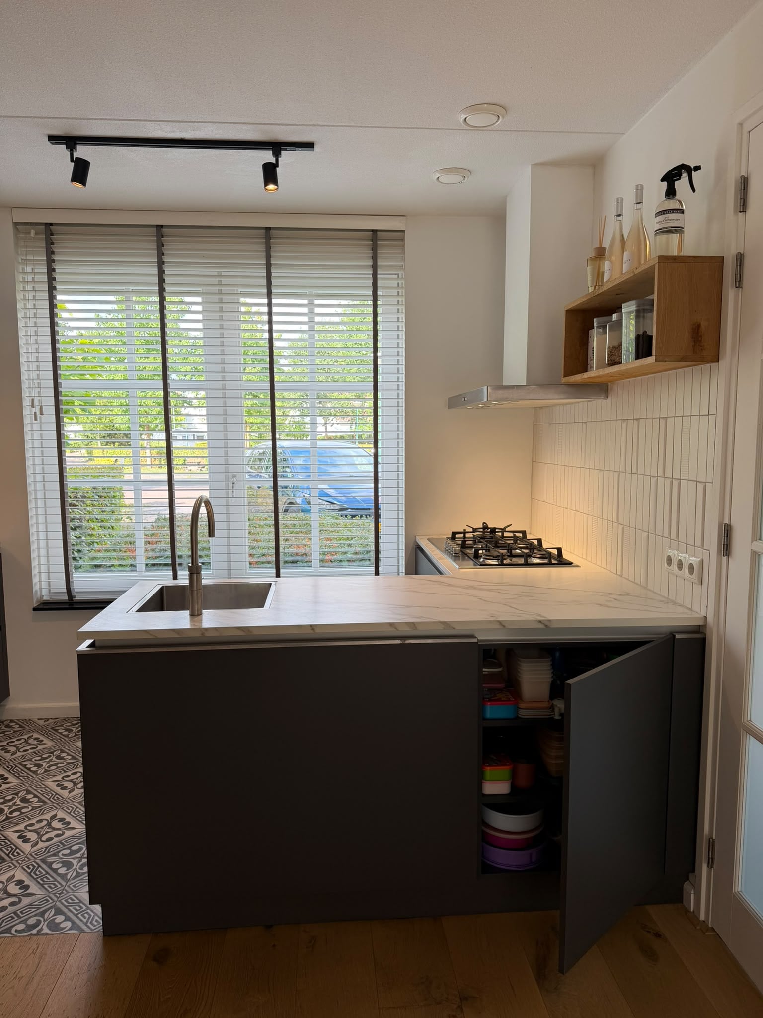 STRAKKE MODERNE MAT GRIJZE SCHIEREILANDKEUKEN +BOSCH/AEG +QUOOKER - Afbeelding 6