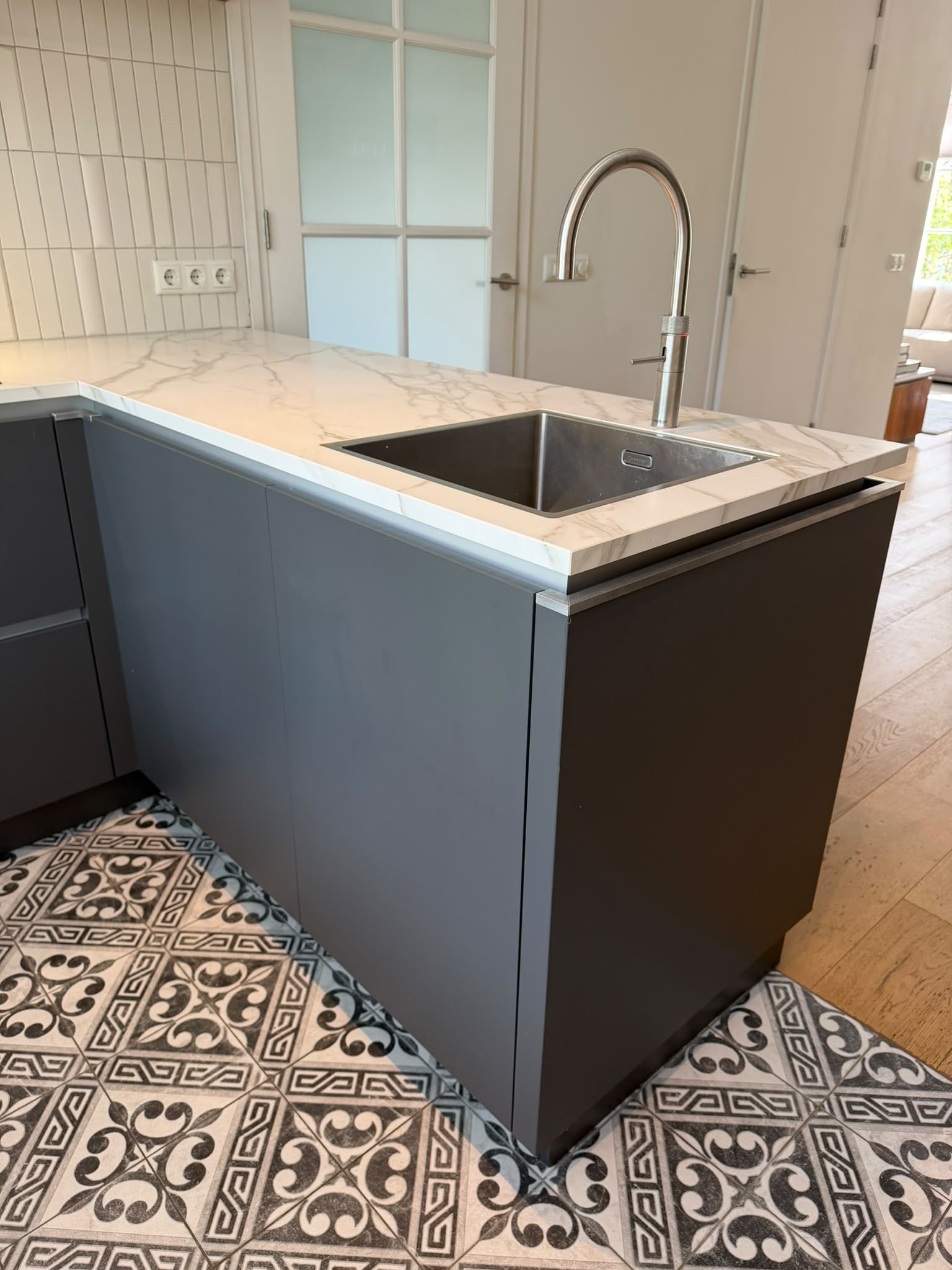 STRAKKE MODERNE MAT GRIJZE SCHIEREILANDKEUKEN +BOSCH/AEG +QUOOKER - Afbeelding 5