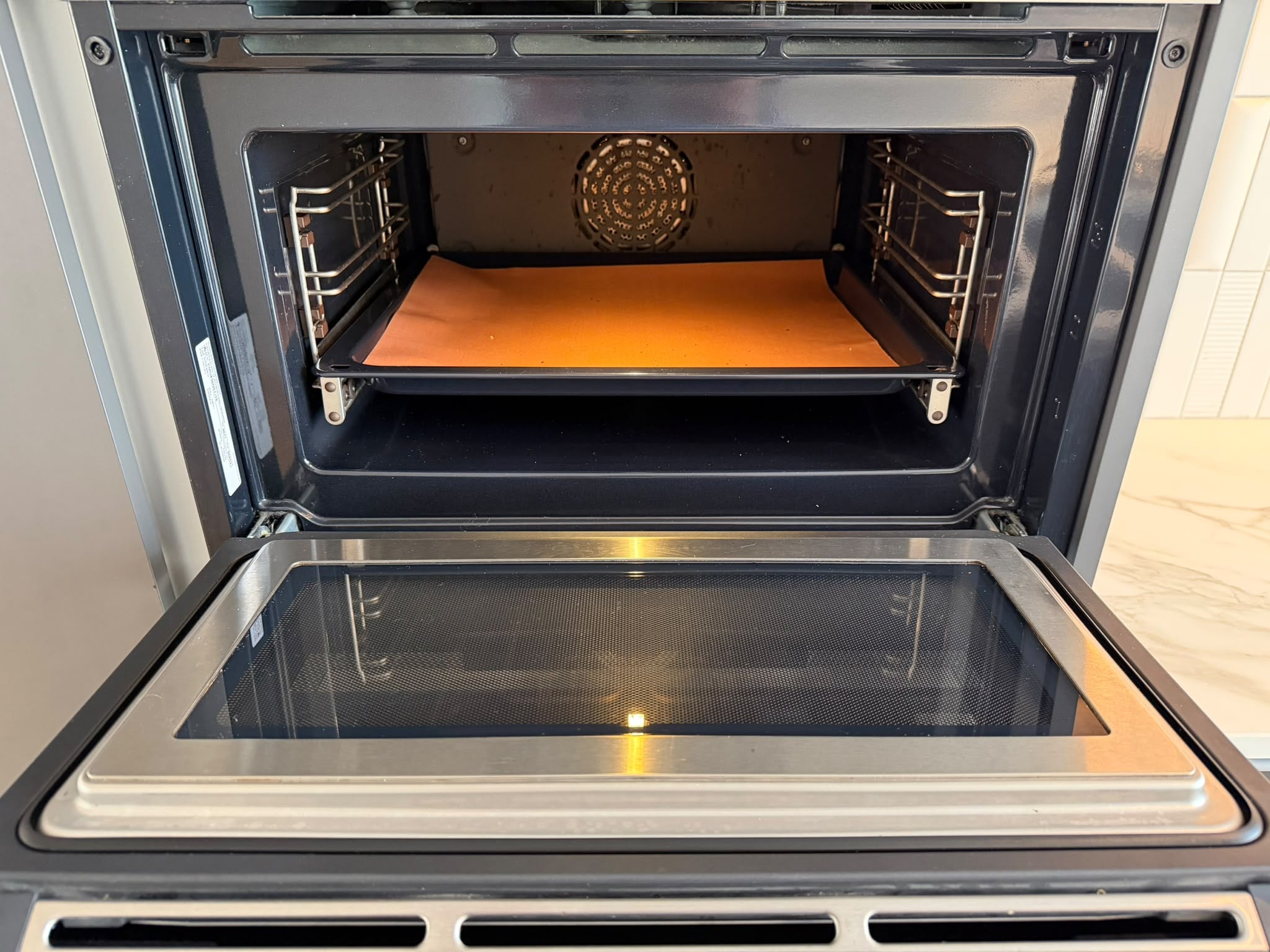 STRAKKE MODERNE MAT GRIJZE SCHIEREILANDKEUKEN +BOSCH/AEG +QUOOKER - Afbeelding 4