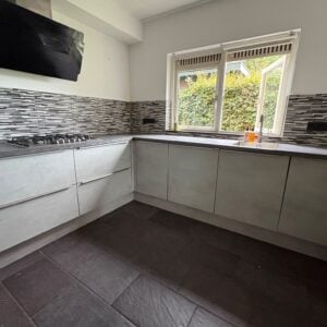 MODERNE GRIJS/BETONLOOK HOEKKEUKEN+ZANUSSI APPARATEN