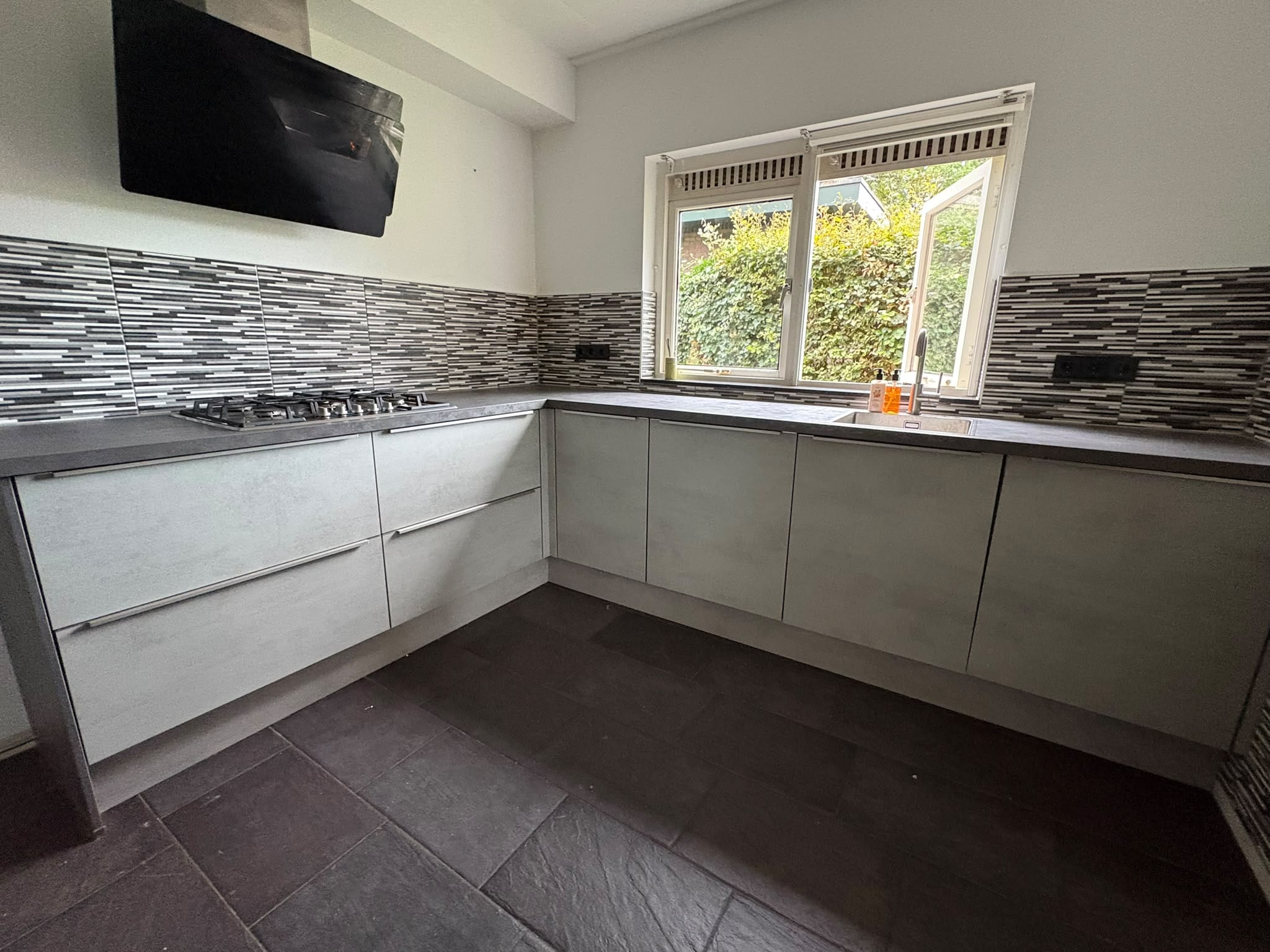MODERNE GRIJS/BETONLOOK HOEKKEUKEN+ZANUSSI APPARATEN