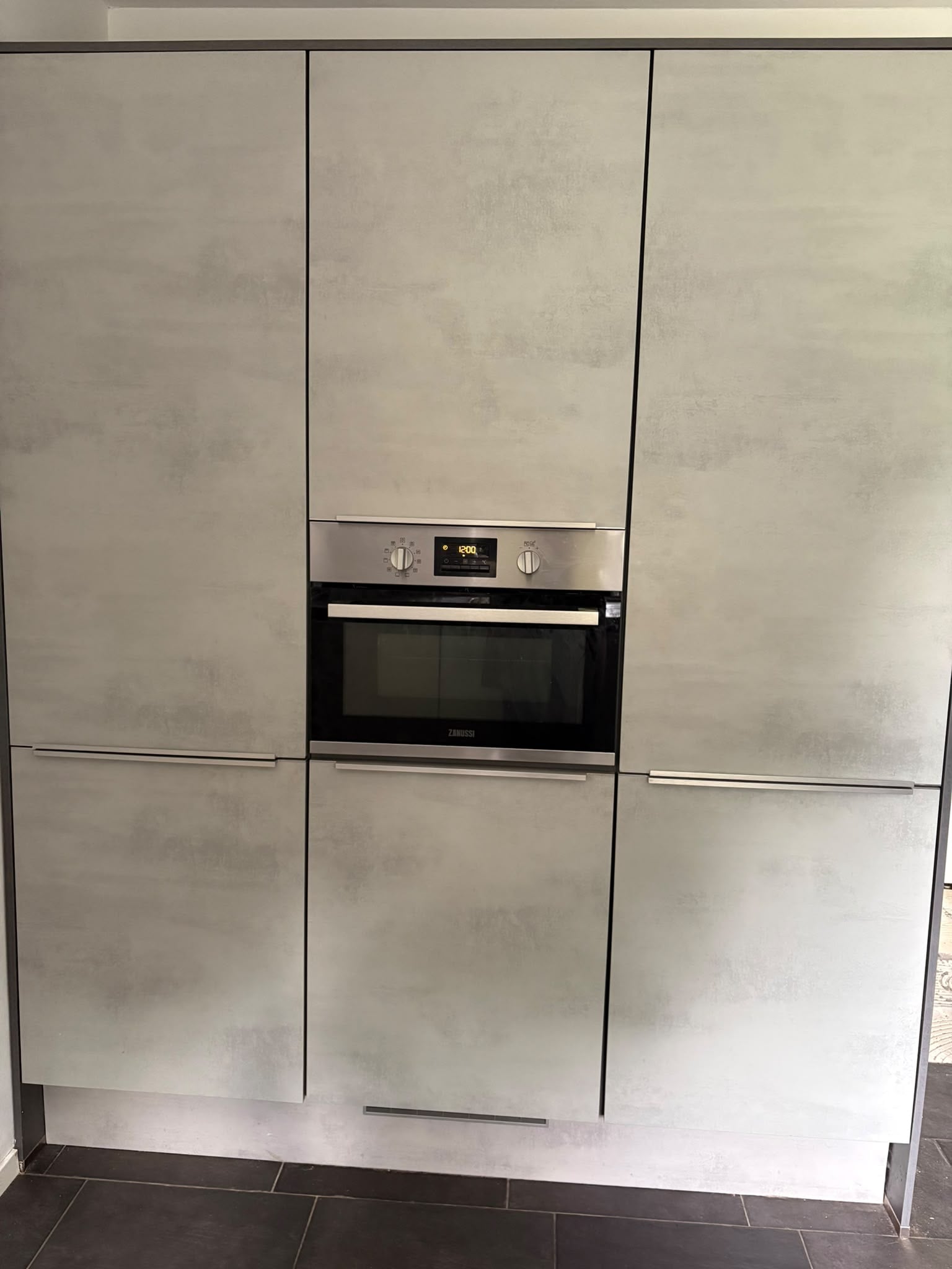 MODERNE GRIJS/BETONLOOK HOEKKEUKEN+ZANUSSI APPARATEN - Afbeelding 2