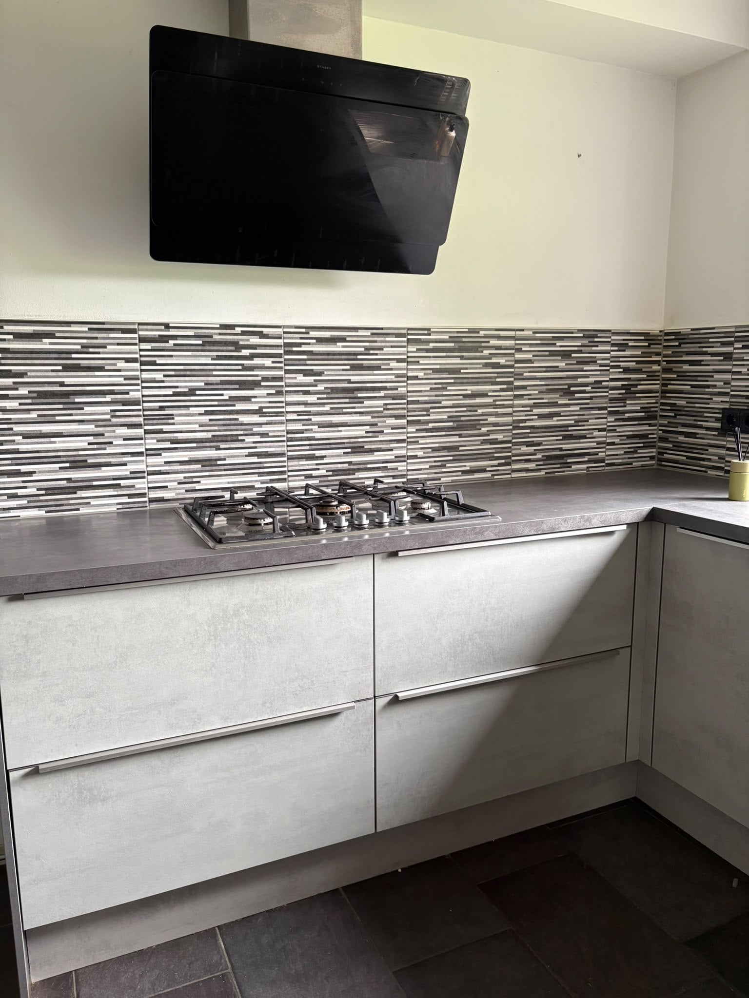 MODERNE GRIJS/BETONLOOK HOEKKEUKEN+ZANUSSI APPARATEN - Afbeelding 7