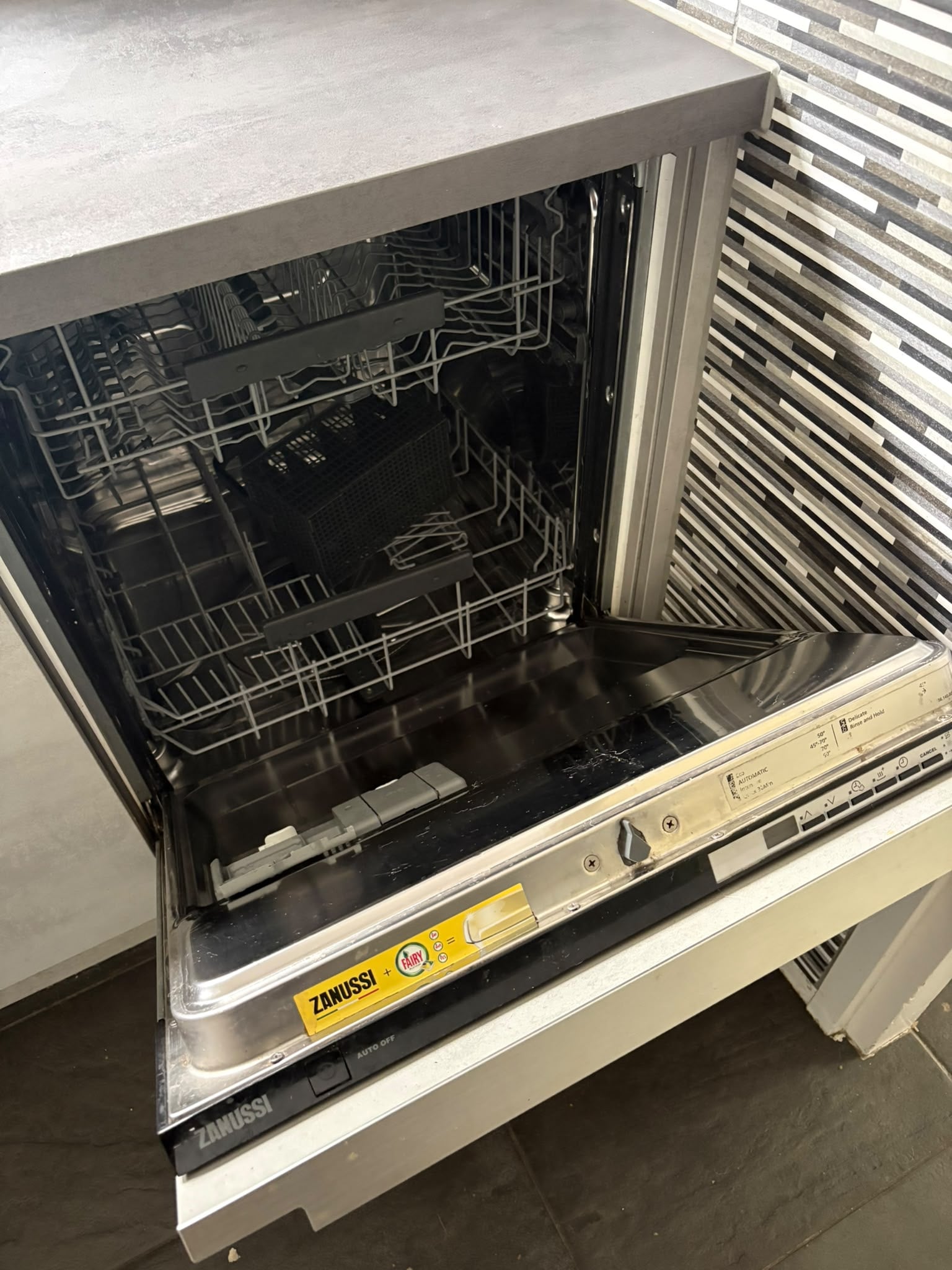 MODERNE GRIJS/BETONLOOK HOEKKEUKEN+ZANUSSI APPARATEN - Afbeelding 9