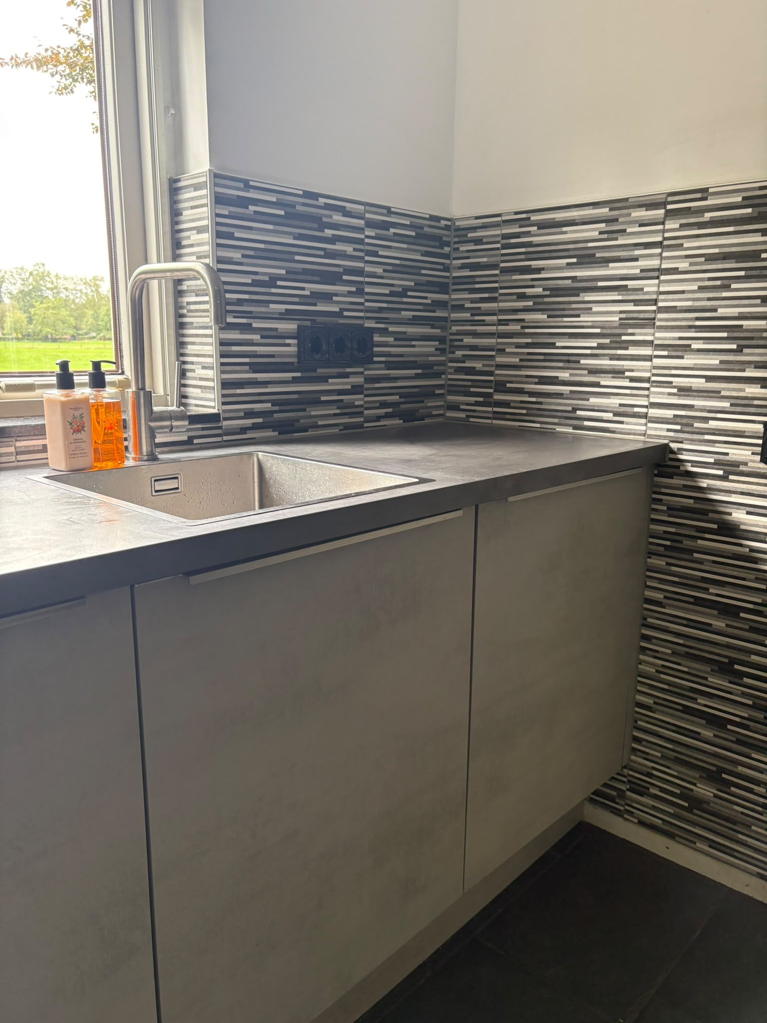 MODERNE GRIJS/BETONLOOK HOEKKEUKEN+ZANUSSI APPARATEN - Afbeelding 10
