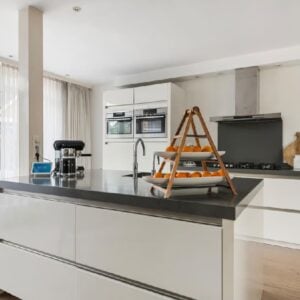 MODERNE MAT WITTE EILANDKEUKEN INCL. AEG APPARATUUR