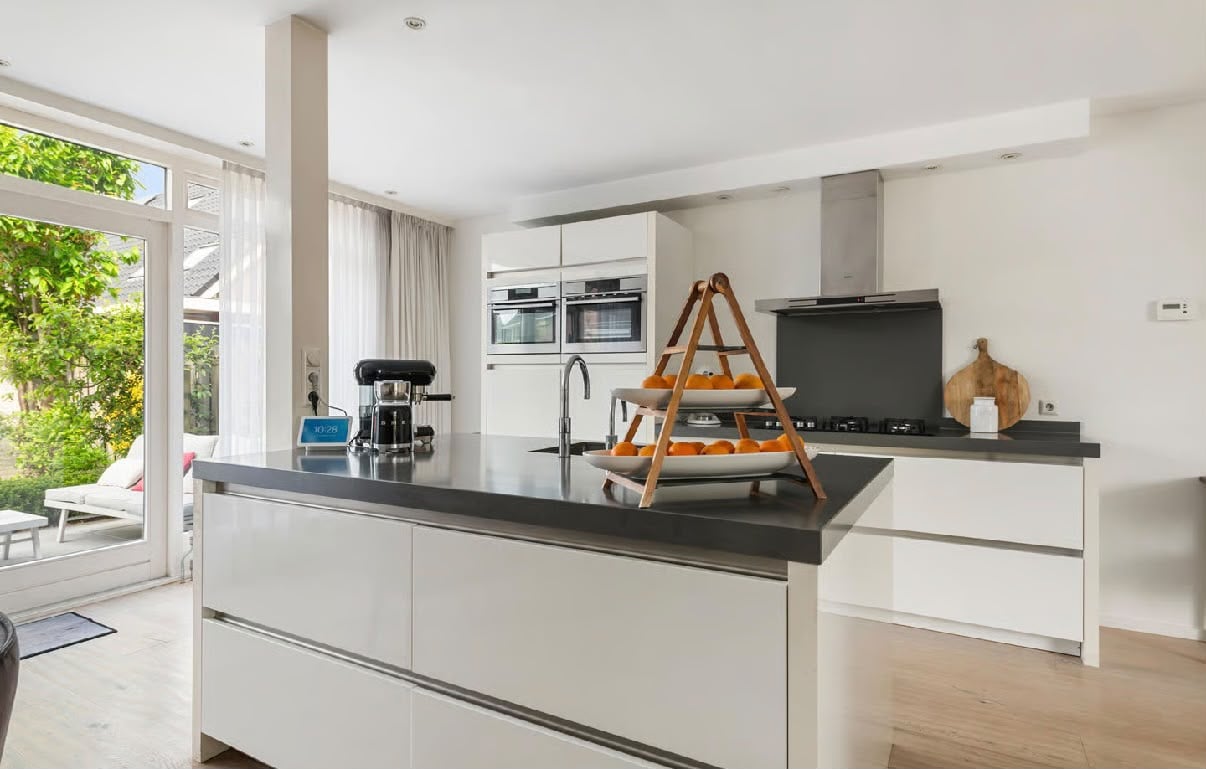 MODERNE MAT WITTE EILANDKEUKEN INCL. AEG APPARATUUR