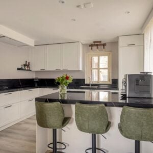 3 JAAR OUDE MAT WITTE EILANDKEUKEN INCL+SIEMENS  APPARATEN
