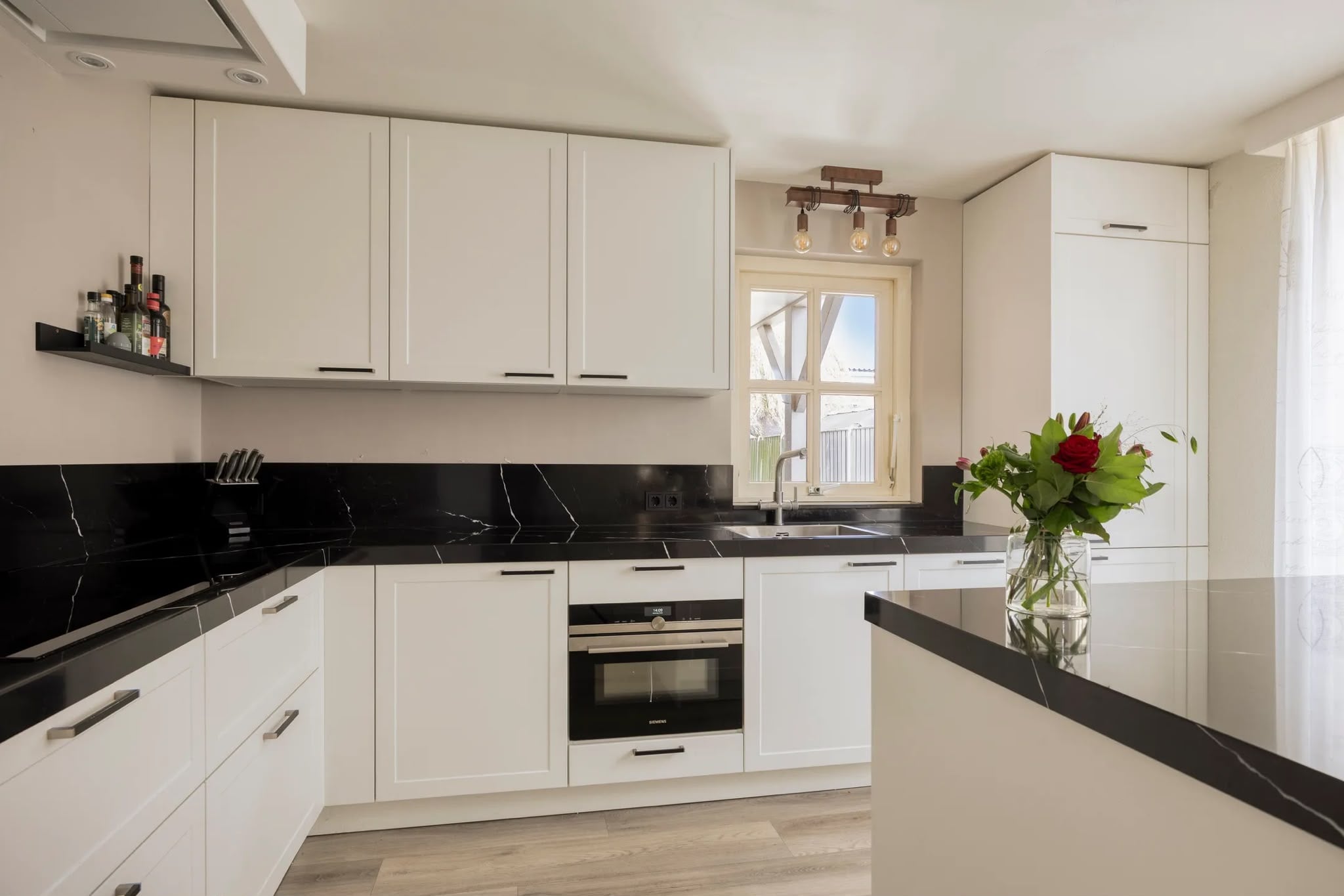 3 JAAR OUDE MAT WITTE EILANDKEUKEN INCL+SIEMENS APPARATEN - Afbeelding 2