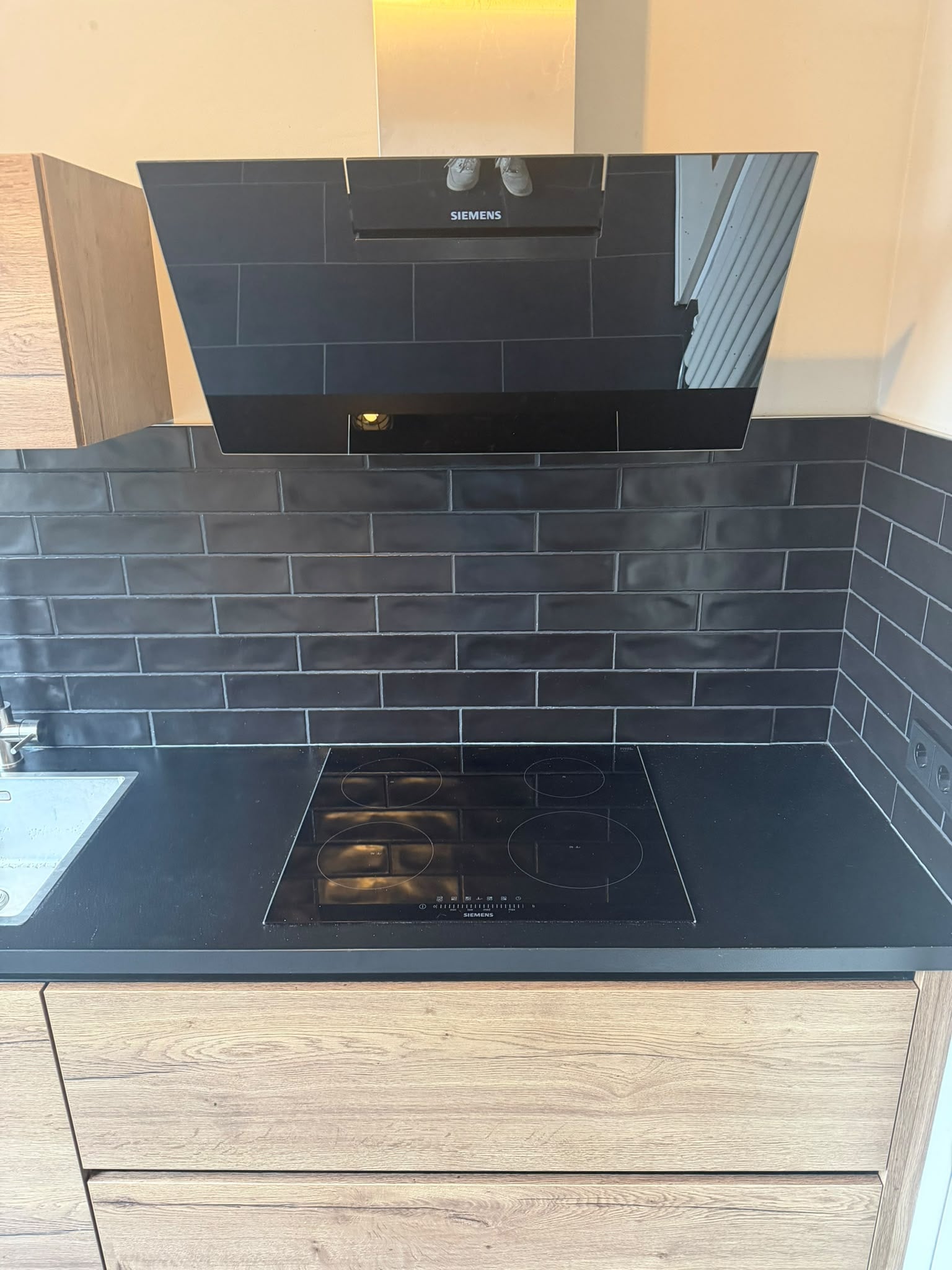 Moderne Houtlook Greeploze Keuken incl. Siemens DIRECT BESCHIKBAAR - Afbeelding 4