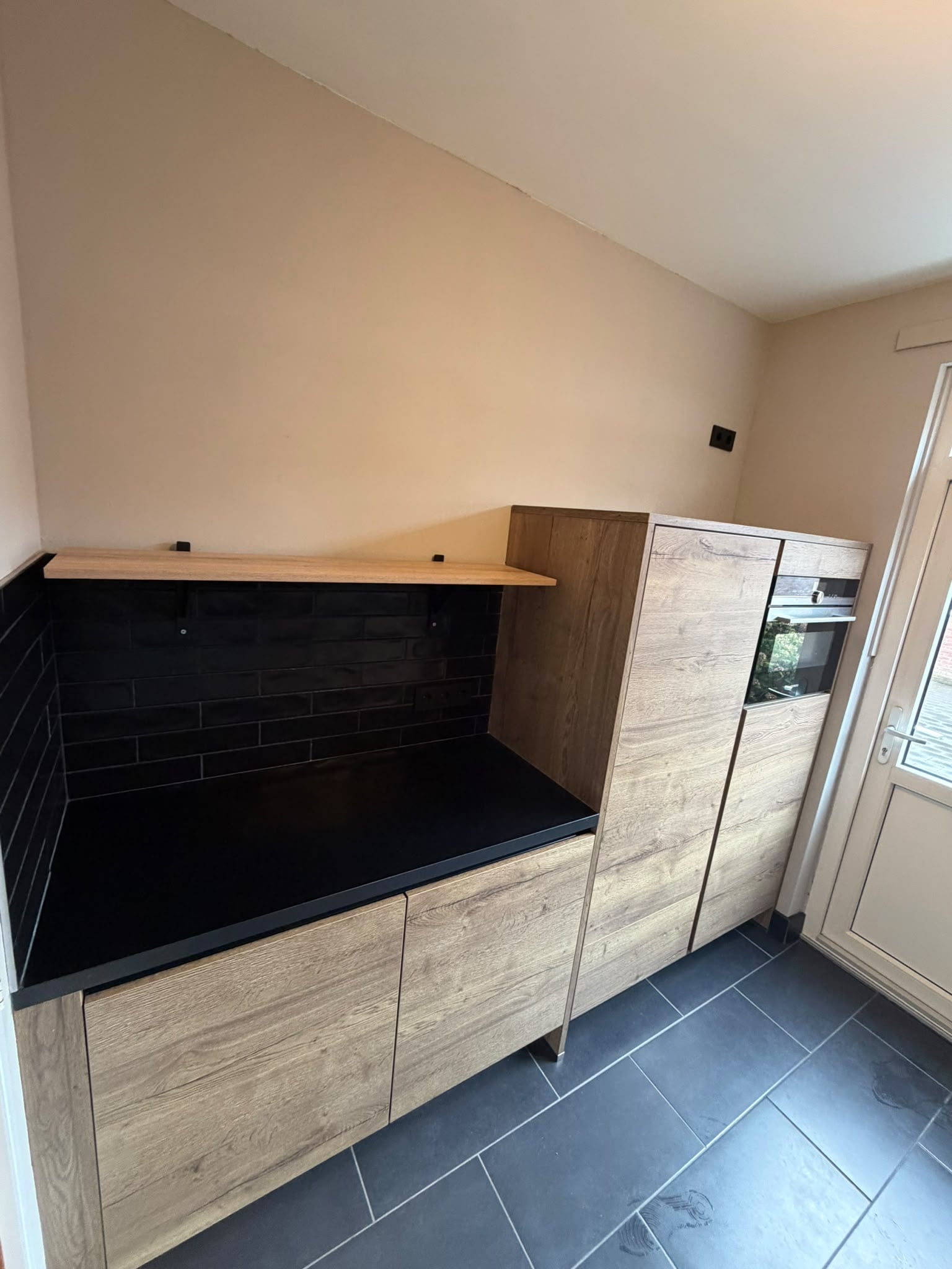 Moderne Houtlook Greeploze Keuken incl. Siemens DIRECT BESCHIKBAAR