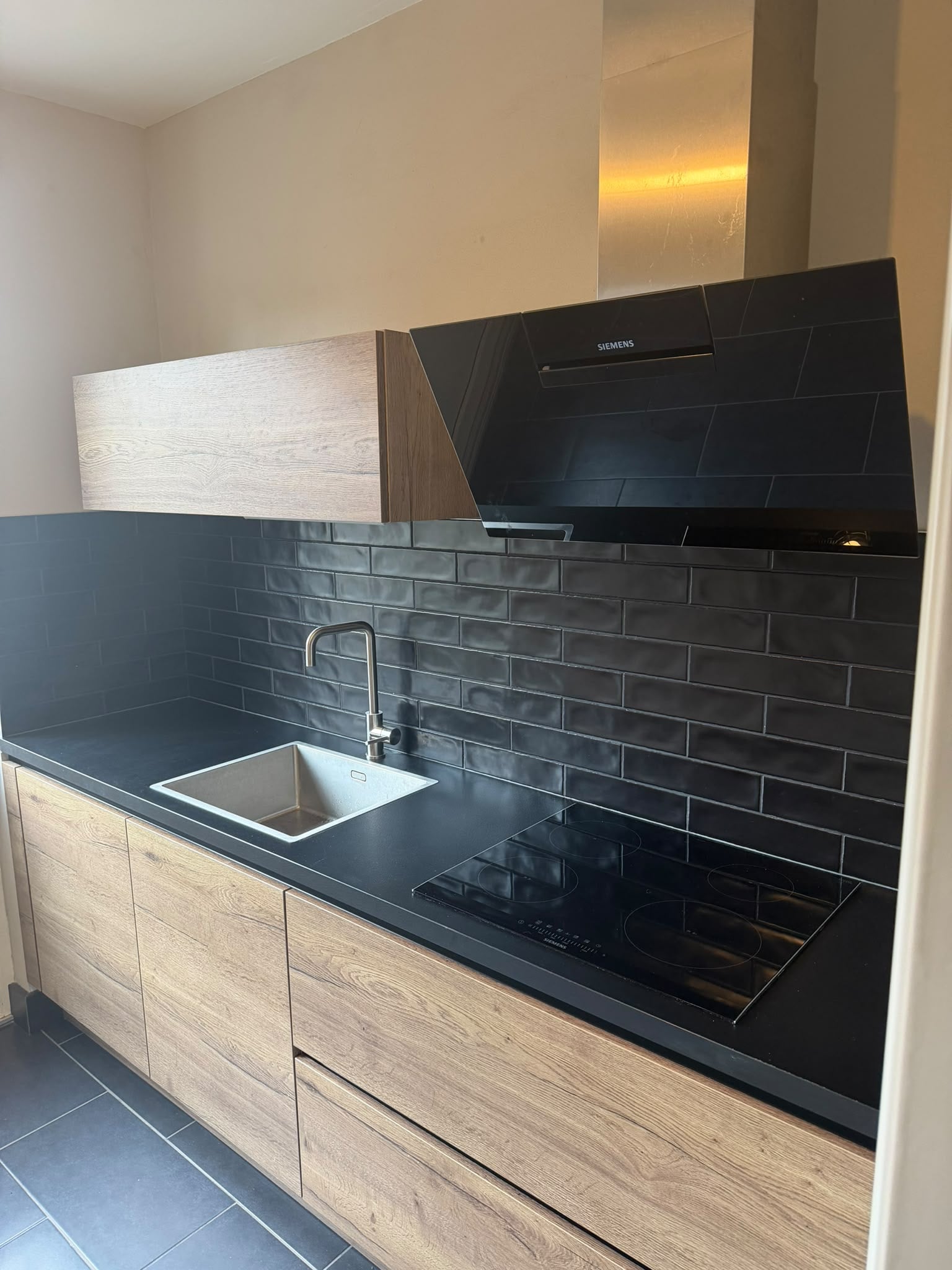 Moderne Houtlook Greeploze Keuken incl. Siemens DIRECT BESCHIKBAAR - Afbeelding 2
