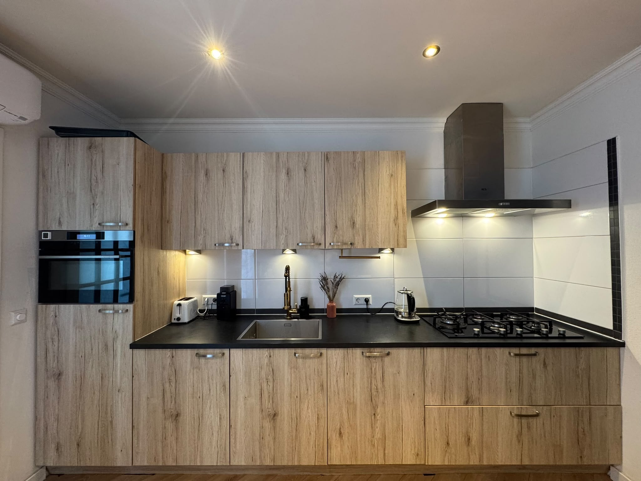 Moderne Houtkleurige Keuken incl AEG Apparatuur DIRECT BESCHIKBAAR