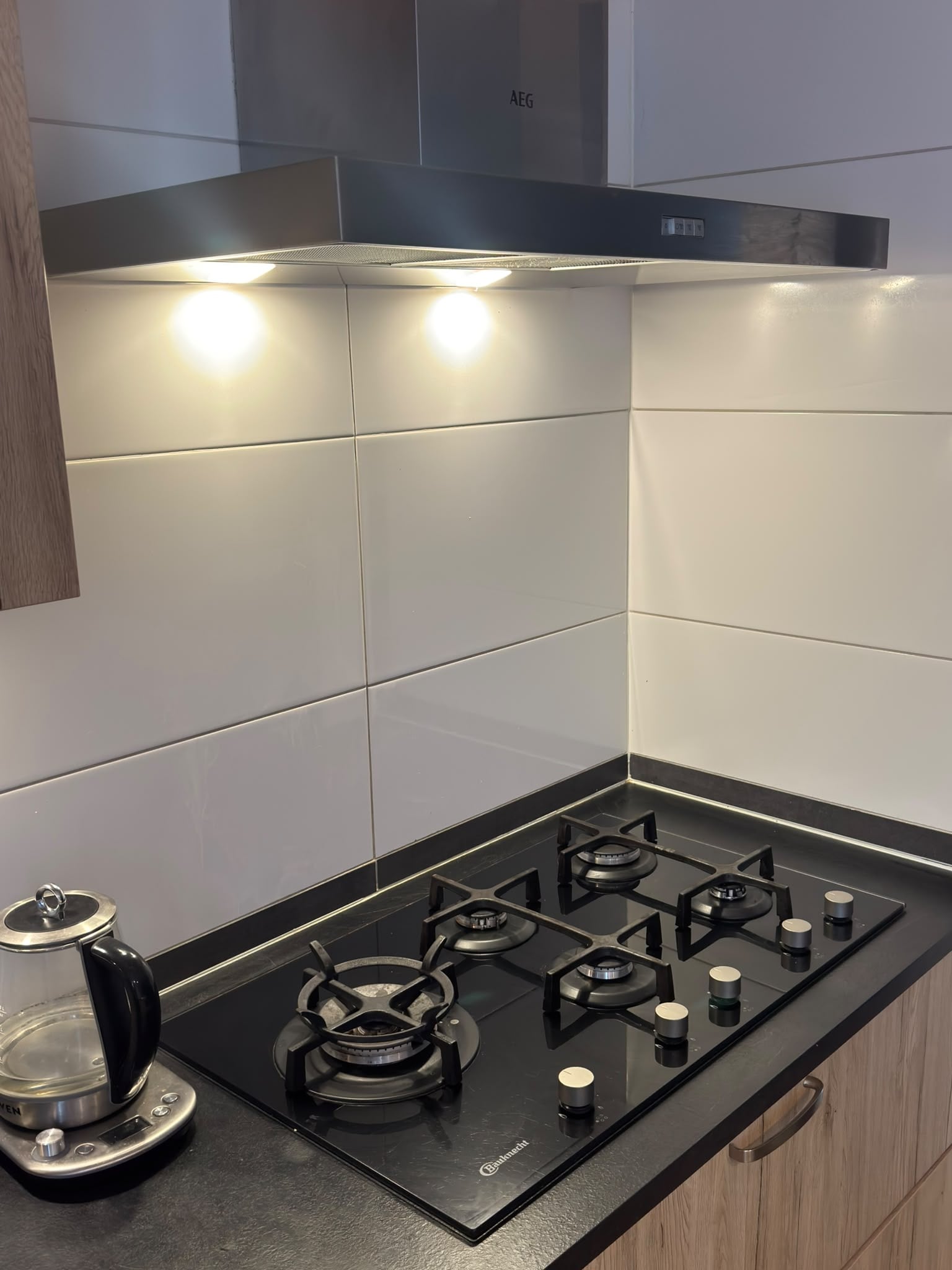 Moderne Houtkleurige Keuken incl AEG Apparatuur DIRECT BESCHIKBAAR - Afbeelding 4