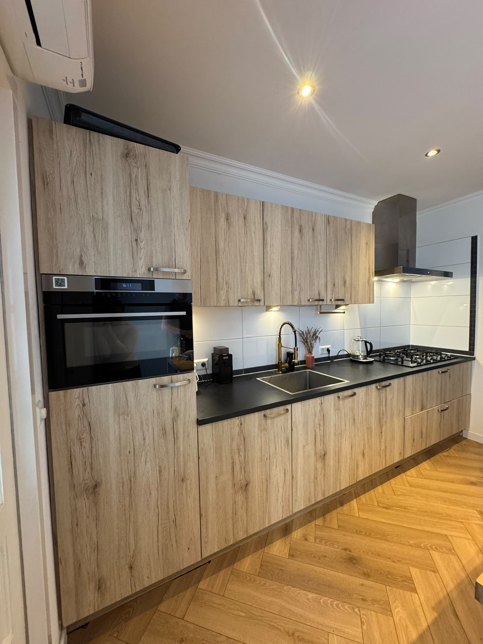 Moderne Houtkleurige Keuken incl AEG Apparatuur DIRECT BESCHIKBAAR - Afbeelding 2