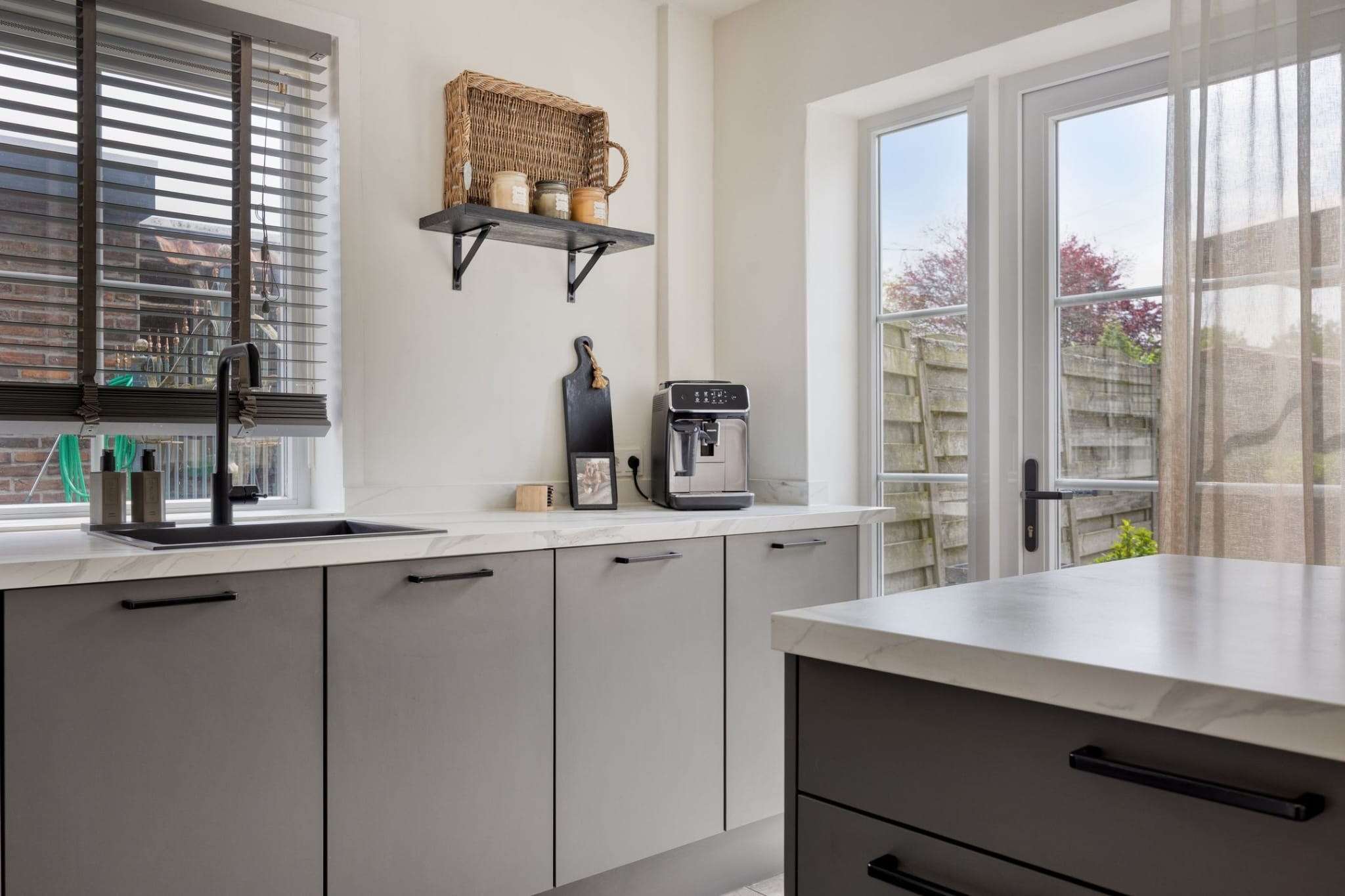 Moderne Matgrijze Eilandkeuken incl. Inventum apparaten - Afbeelding 3