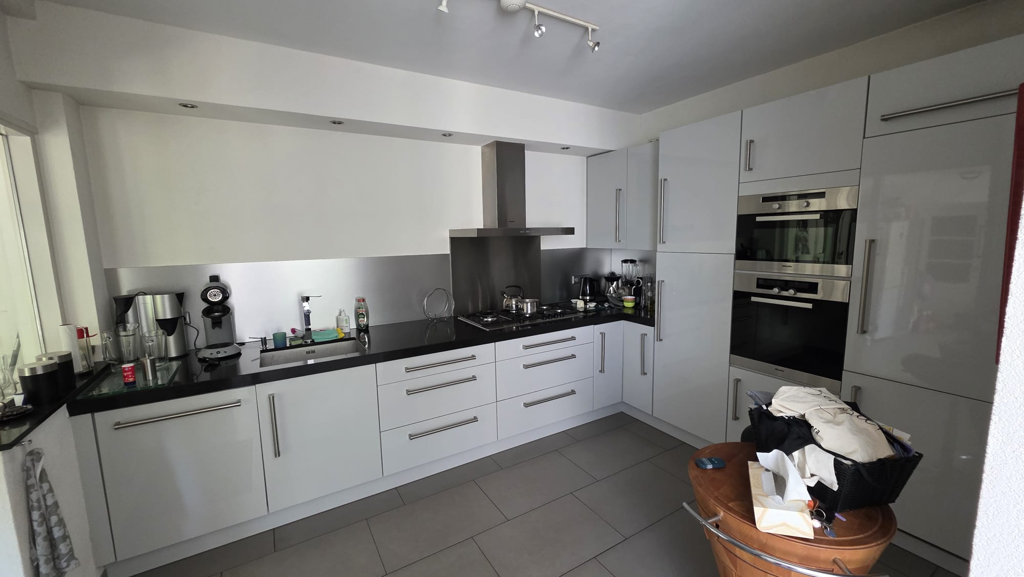 Luxe Grijze Hoogglans Hoekkeuken incl. Miele Apparaten - Afbeelding 3