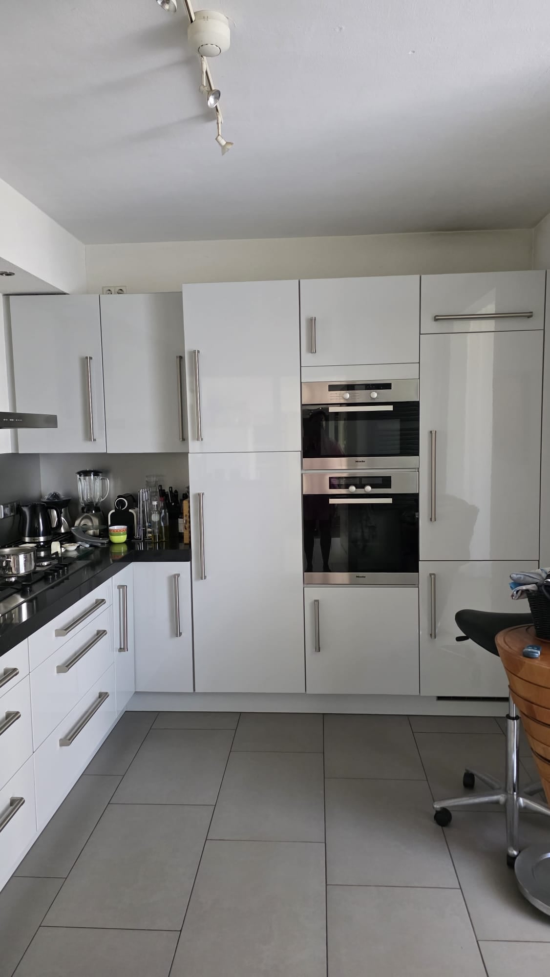 Luxe Grijze Hoogglans Hoekkeuken incl. Miele Apparaten - Afbeelding 4