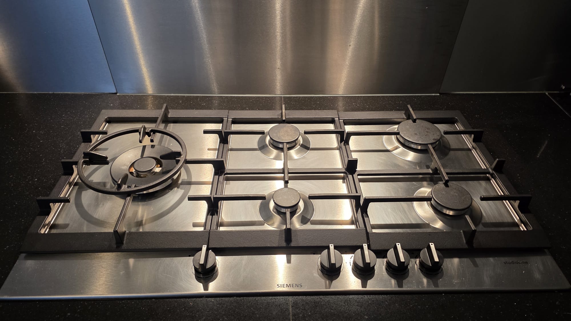 Luxe Grijze Hoogglans Hoekkeuken incl. Miele Apparaten - Afbeelding 5
