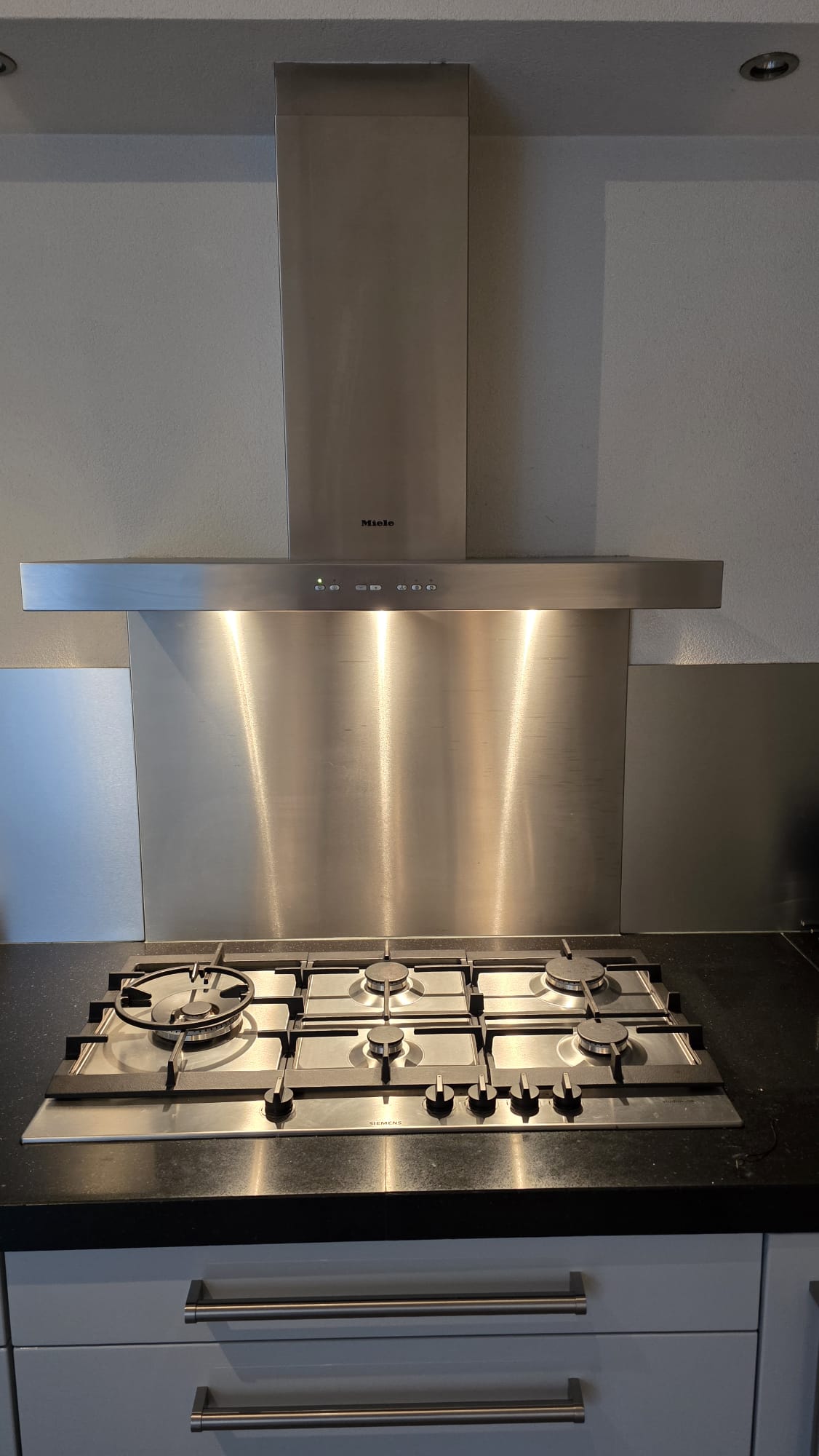 Luxe Grijze Hoogglans Hoekkeuken incl. Miele Apparaten - Afbeelding 7