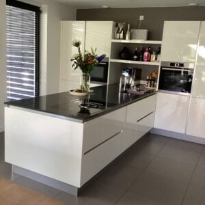 Luxe Duitse Häcker Hoogglans Witte T-Eilandkeuken incl. BORA & Quooker WEG+WEG!!