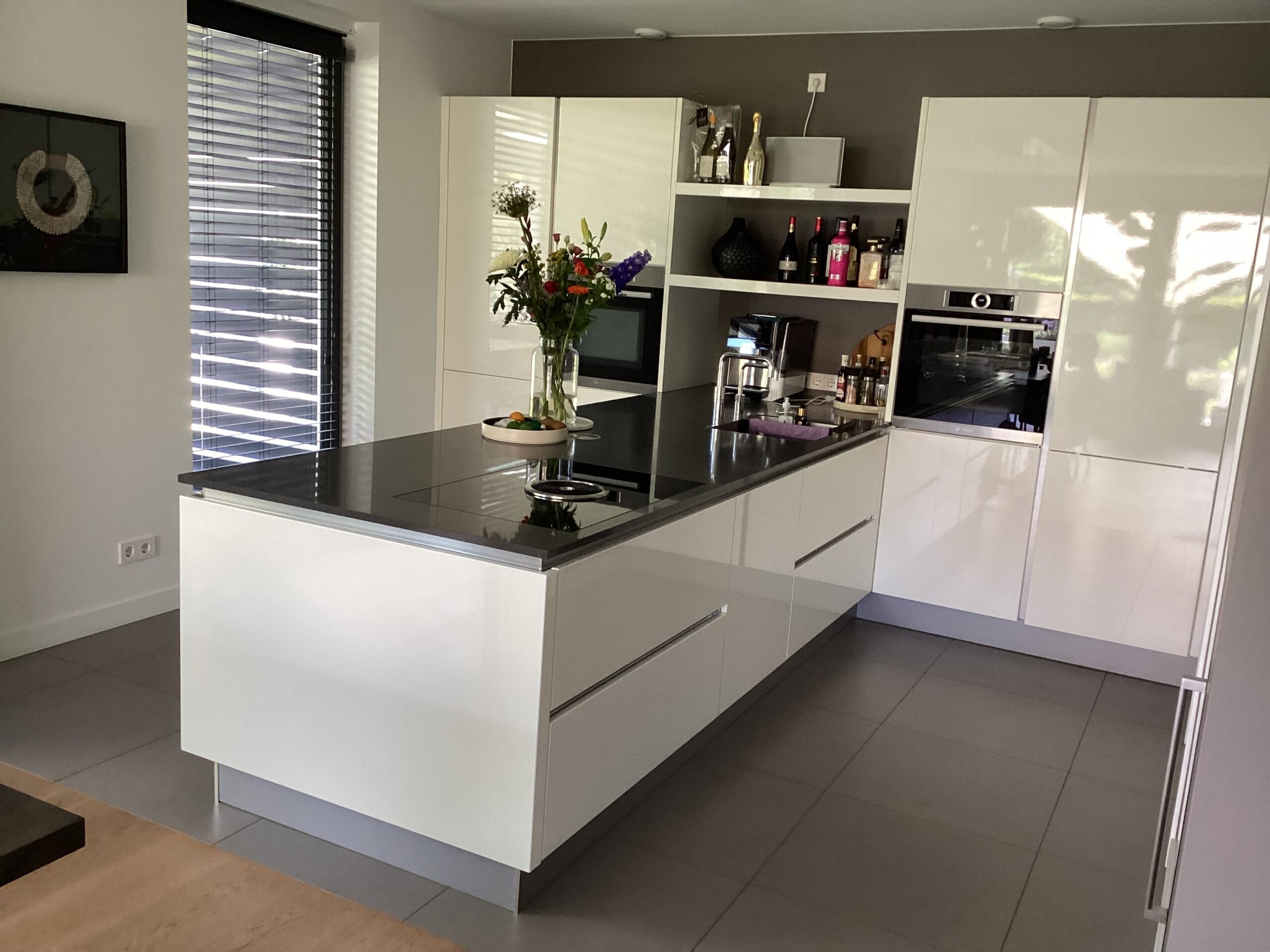 Luxe Duitse Häcker Hoogglans Witte T-Eilandkeuken incl. BORA & Quooker WEG+WEG!! - Afbeelding 2
