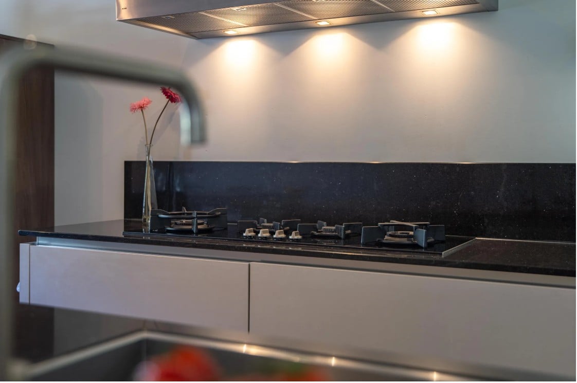 Luxe Zandkleur/Houtlook Eilandkeuken +graniet - Afbeelding 3