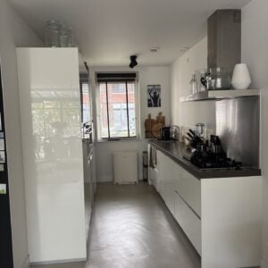 Moderne Duitse ALNO hoogglans keuken –greeploos