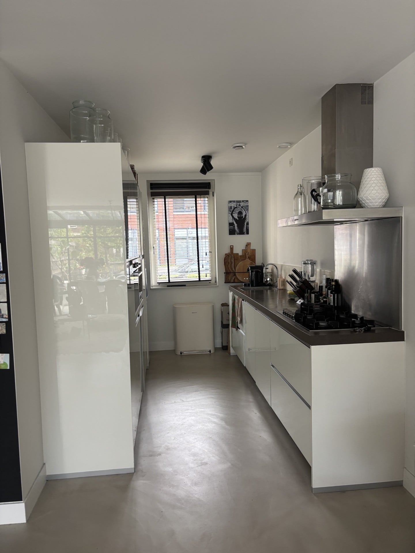 Moderne Duitse ALNO hoogglans keuken –greeploos