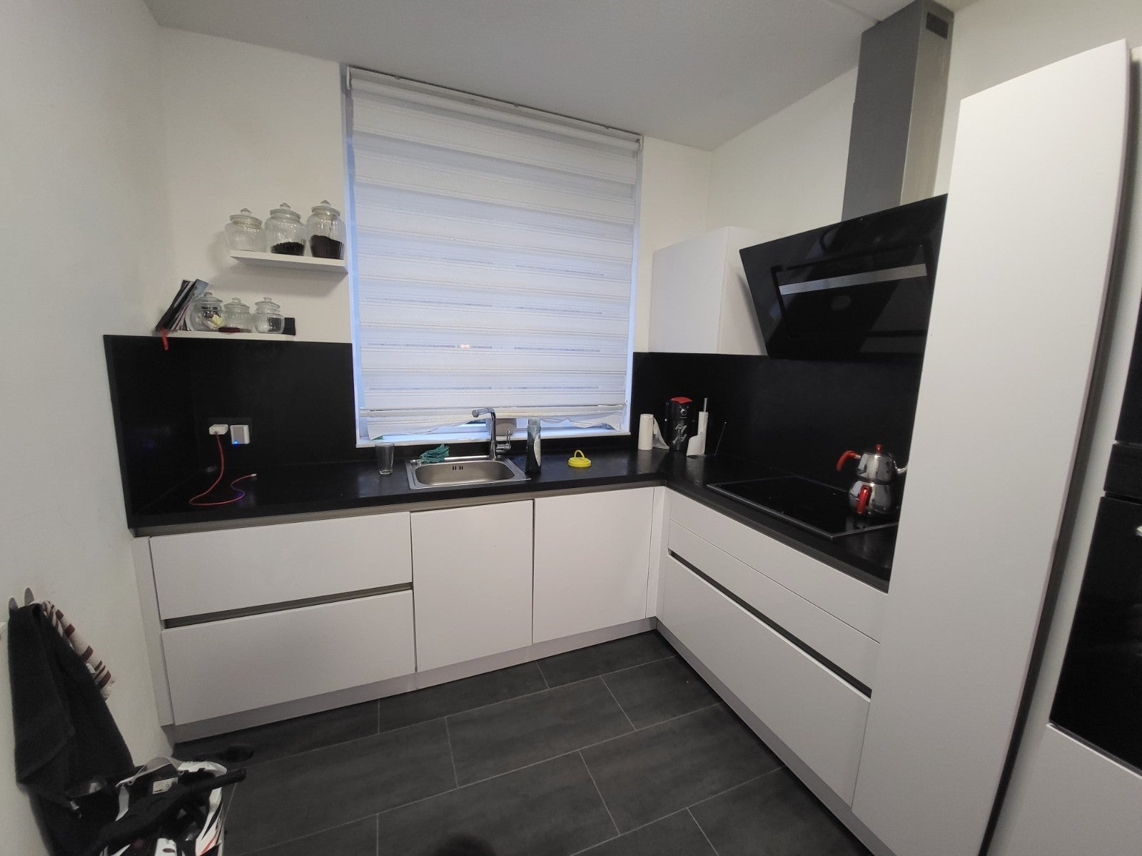 Moderne Witte Hoogglans Hoekkeuken Greeploos - Afbeelding 2