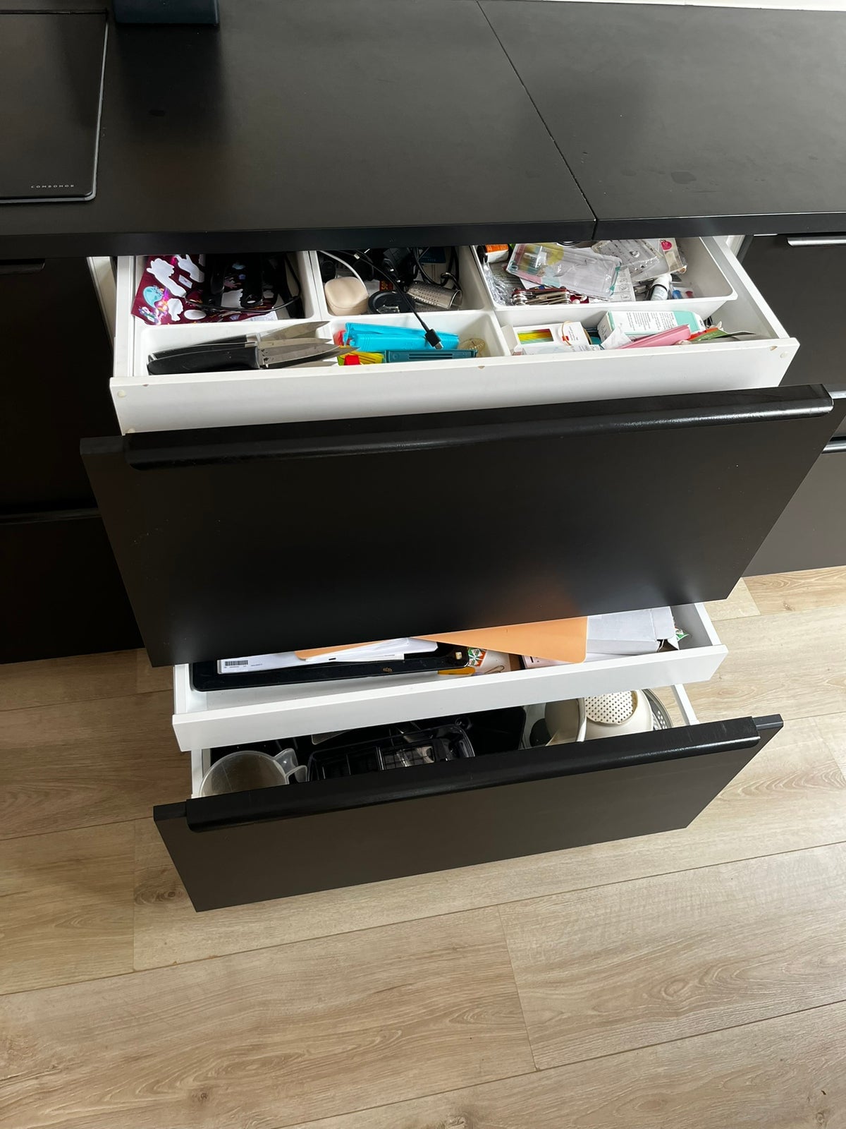 Mat zwarte keuken | AEG inductie + afzuiging - Afbeelding 6