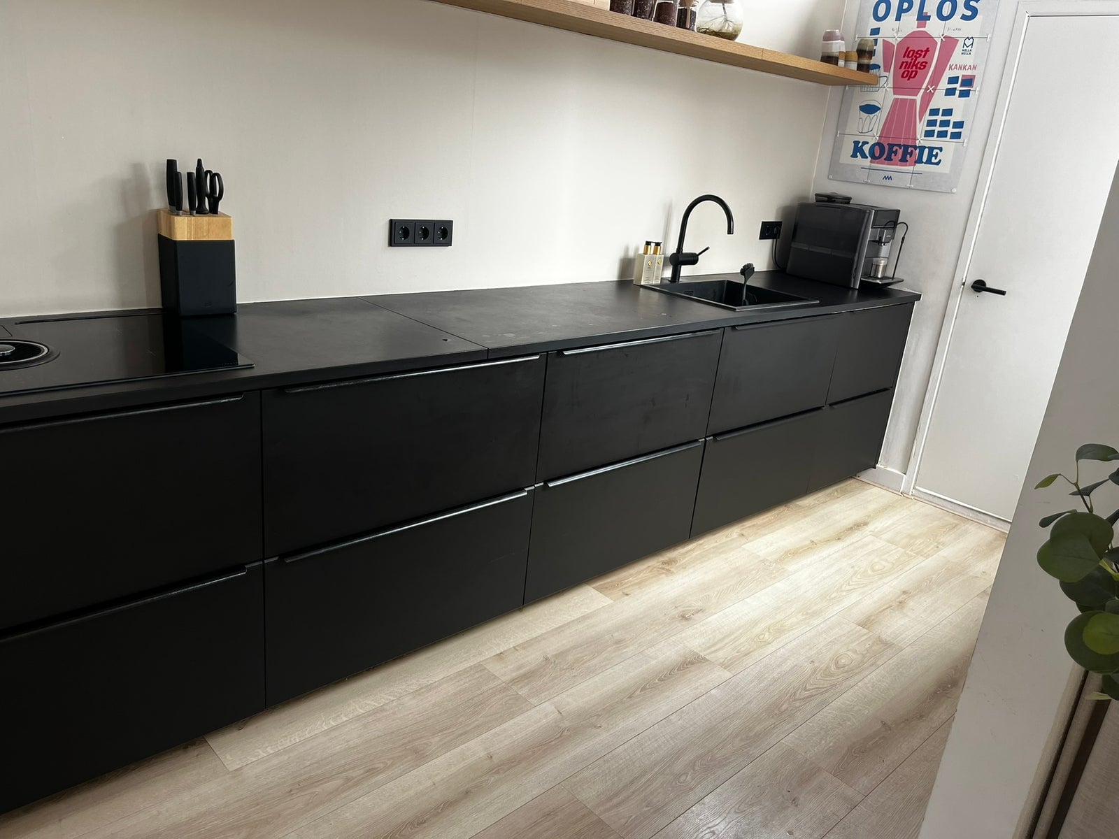 Mat zwarte keuken | AEG inductie + afzuiging - Afbeelding 7