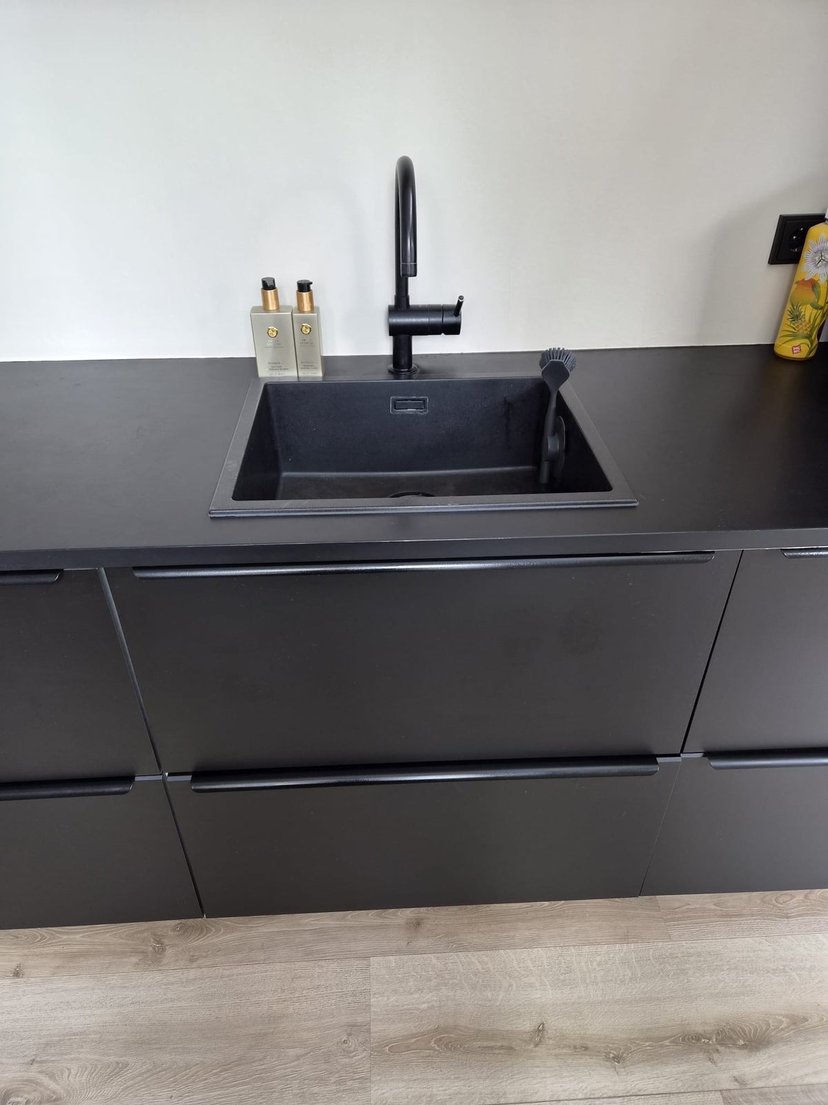 Mat zwarte keuken | AEG inductie + afzuiging - Afbeelding 3