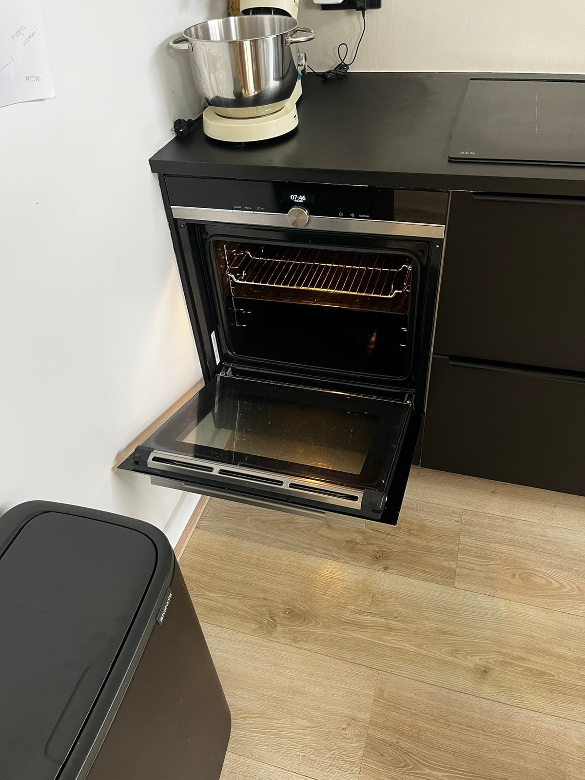 Mat zwarte keuken | AEG inductie + afzuiging - Afbeelding 5