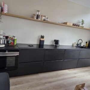 Mat zwarte keuken | AEG inductie + afzuiging