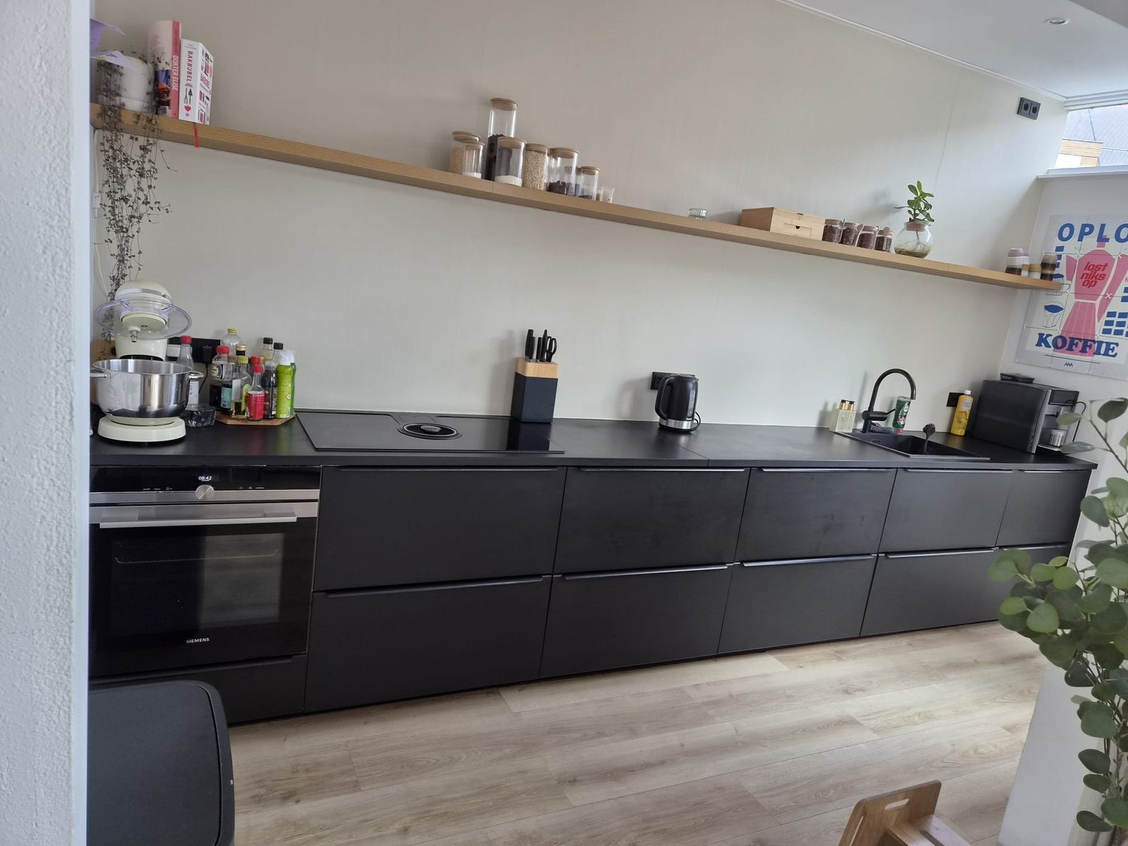 Mat zwarte keuken | AEG inductie + afzuiging